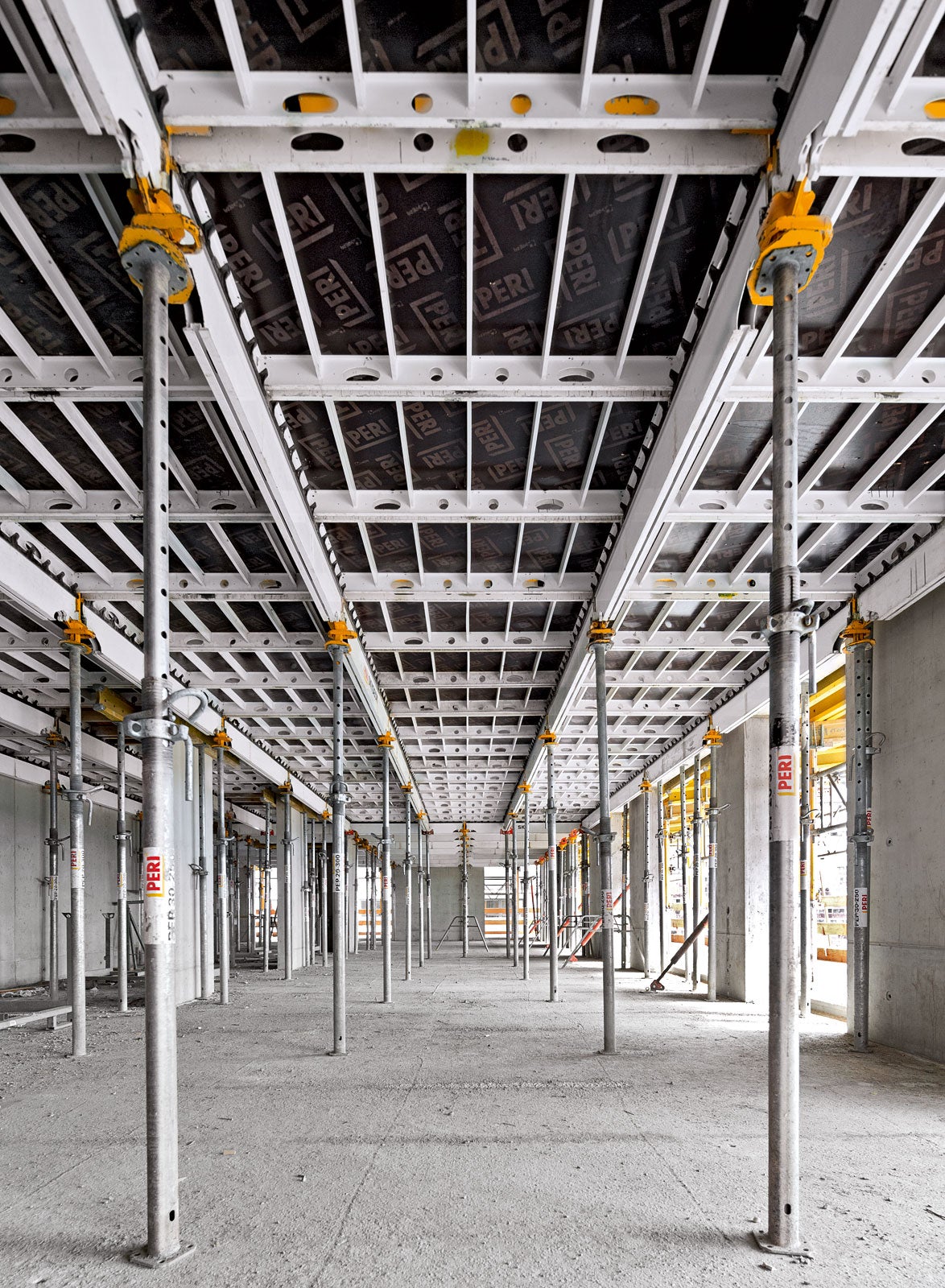 The SKYDECK construction with lightweight main beams and panels provides a systematic assembly sequence and creates space under the formwork.