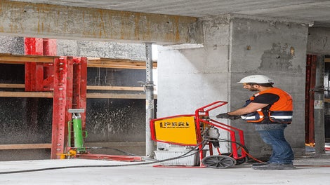 The RCS Climbing Protection Panel units climb crane-independently with the help of mobile self-climbing devices to the next floor each time.