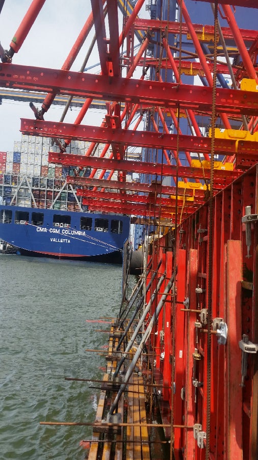 La gran versatilidad de nuestro sistema de encofrado LIWA permitió encofrar las vigas del muelle de manera rápida y eficiente.