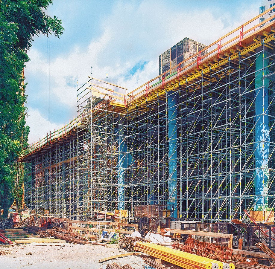 14.00 m high PERI UP birdcage scaffolding as load-bearing substructure for the MULTIFLEX girder slab formwork.<br/>