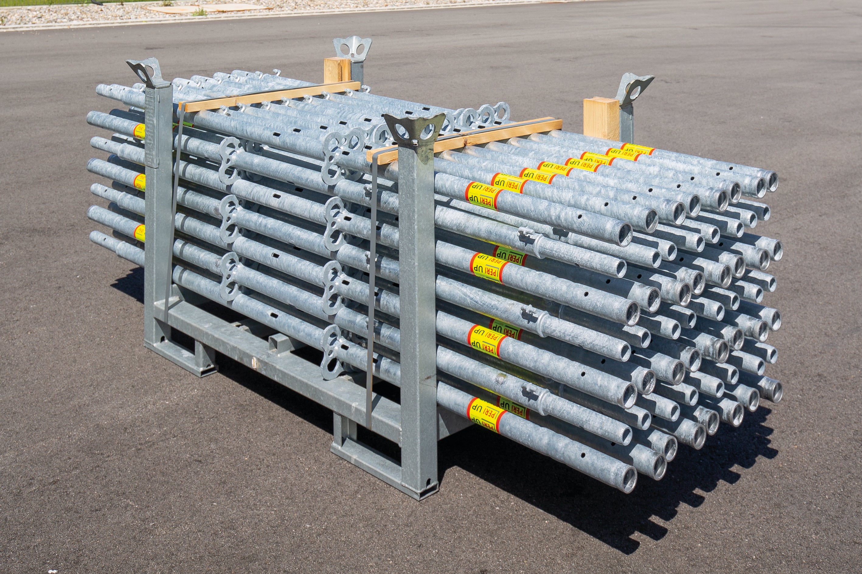 Da für ein Fassadengerüst in Stielbauweise keine sperrigen Rahmen erforderlich sind, können die Bauteile des PERI UP Fassadengerüsts ohne große Leerräume gestapelt und der Freiraum für weiteres Material genutzt werden. 