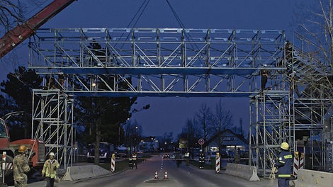 Die vormontierten Brückensegmente ließen sich anschließend mit dem Mobilkran auf die Auflagerkonstruktion aufsetzen. Dafür musste die Durchgangsstraße in den späten Abendstunden nur kurz für den Verkehr gesperrt werden.