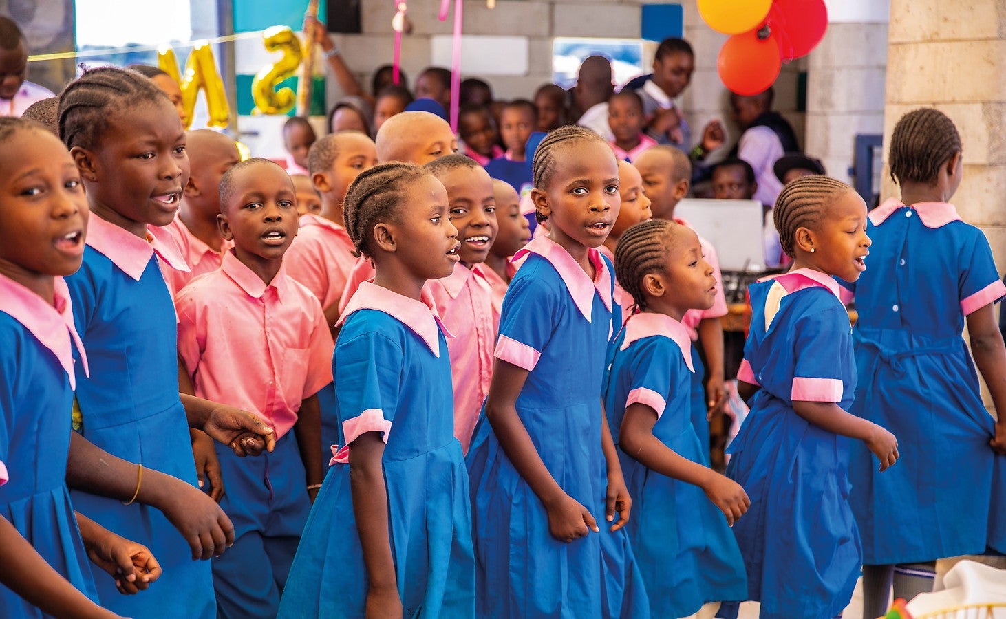 Rõõmuhõisked: Üle 200 Kiberia lapse tähistasid avatseremoonial uusi tuleviku väljavaateid. (Photo: PERI SE)<br/>