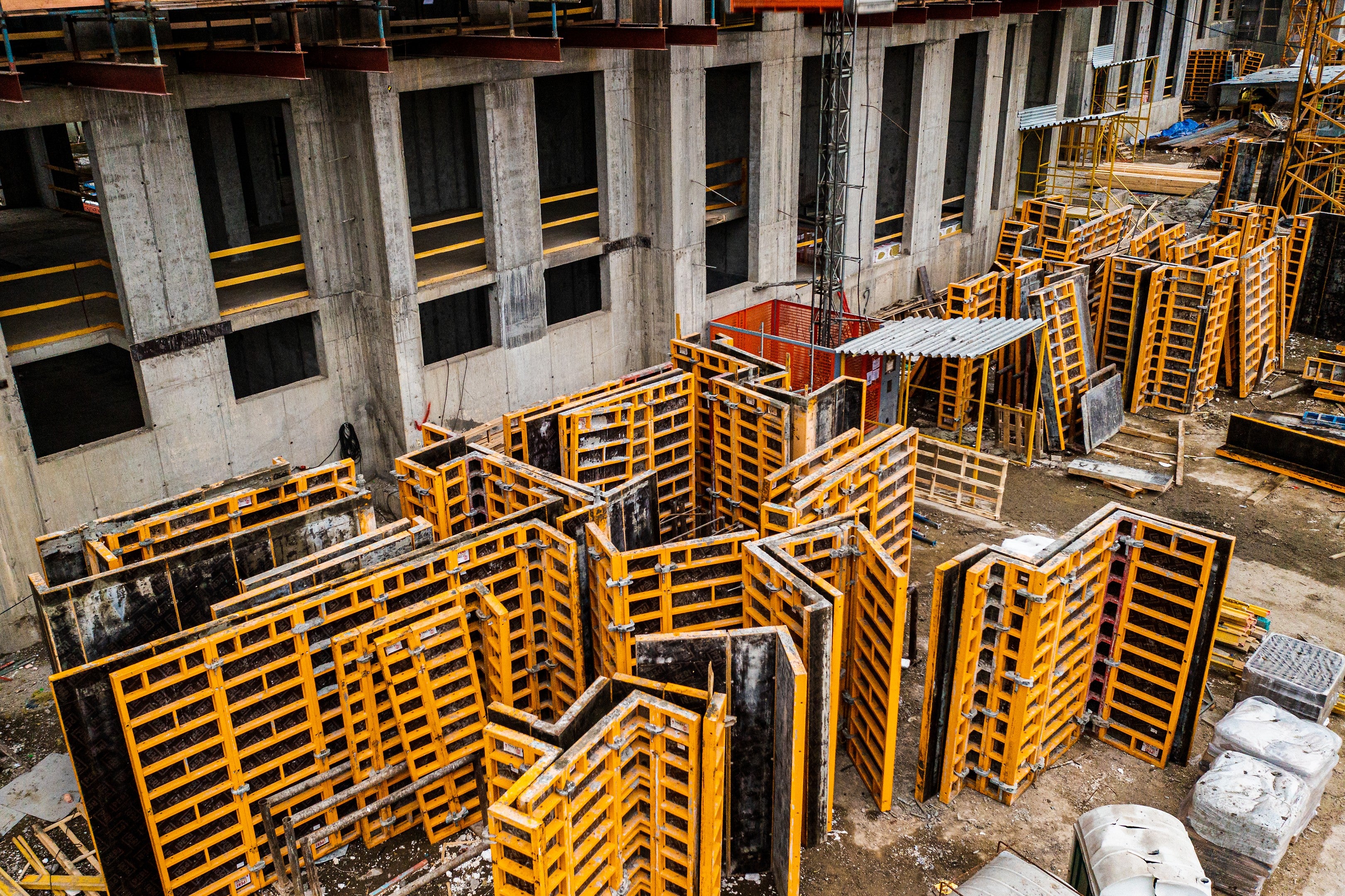 Монтажные ручки на щитах TRIO ST обеспечивают безопасность и удобство ведения монолитных работ, за них цепляются монтажным поясом, например, для закручивания гайки на уровне выше человеческого роста. 