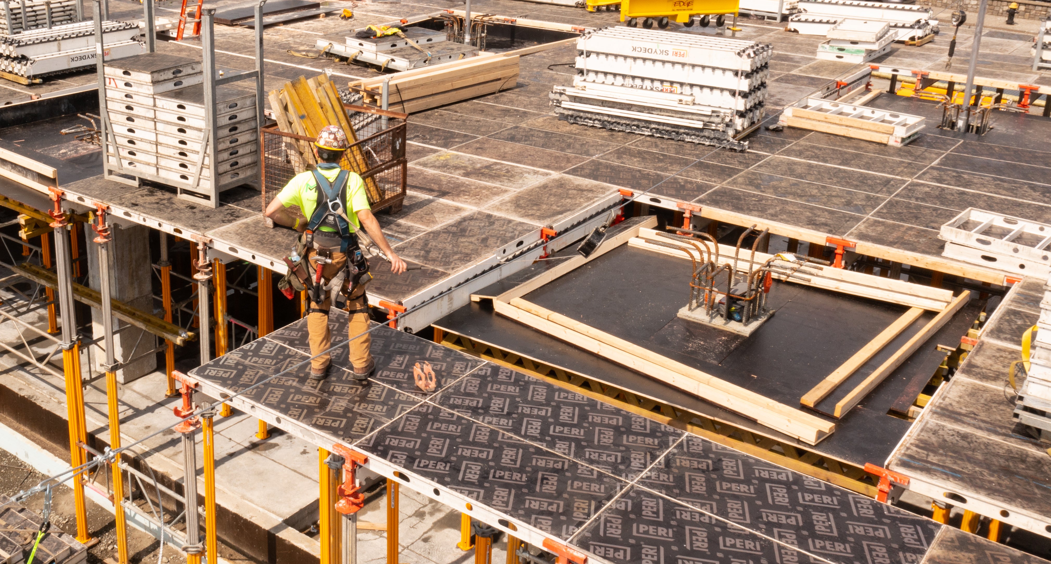 SKYDECK platform ensures safe working conditions at the slab edges, requiring no safety scaffold in the story below. The platform is designed for a permissible load of 150kg/m2.