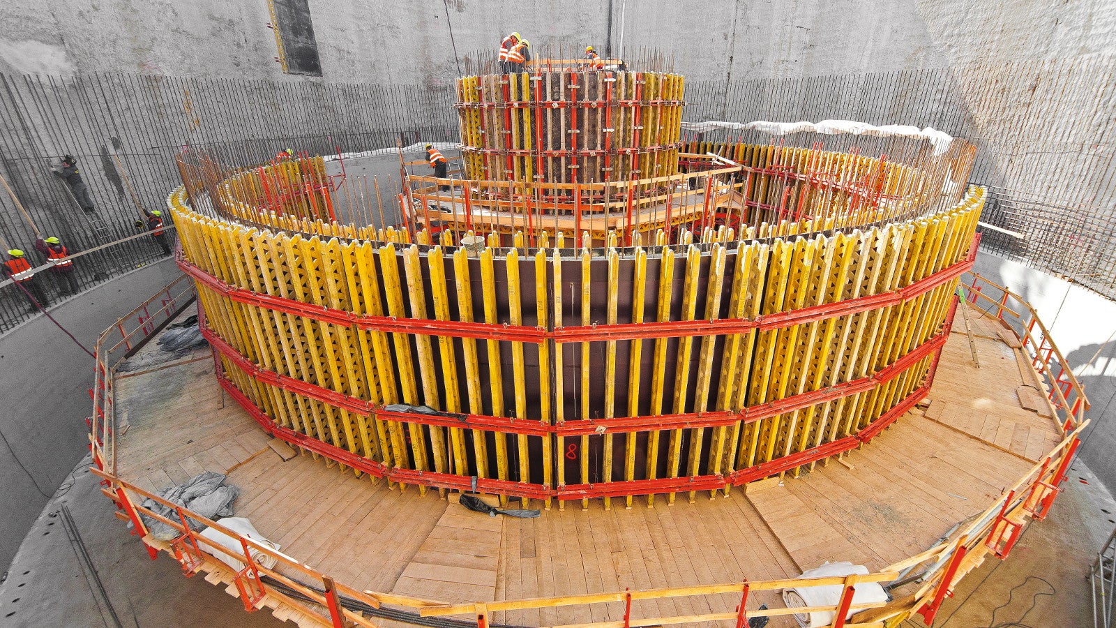 Oboustranné stěnové nosníkové bednění VARIO tvoří kruh jako mnohoúhelník.