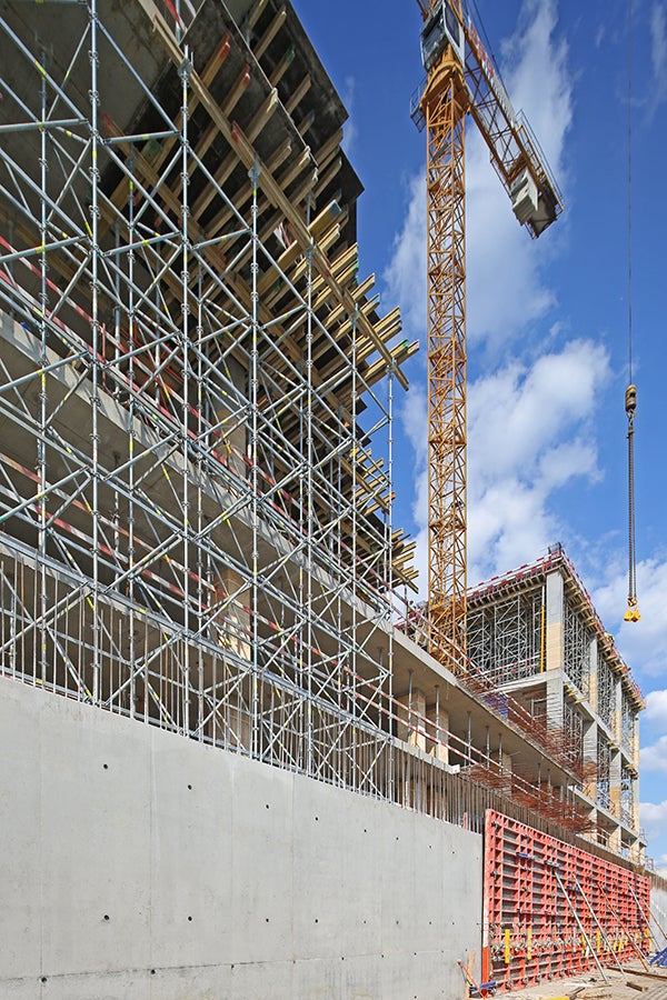 Несущие башни из системы лесов UP Rosett высотой 12 м в процессе бетонирования консольного перекрытия.