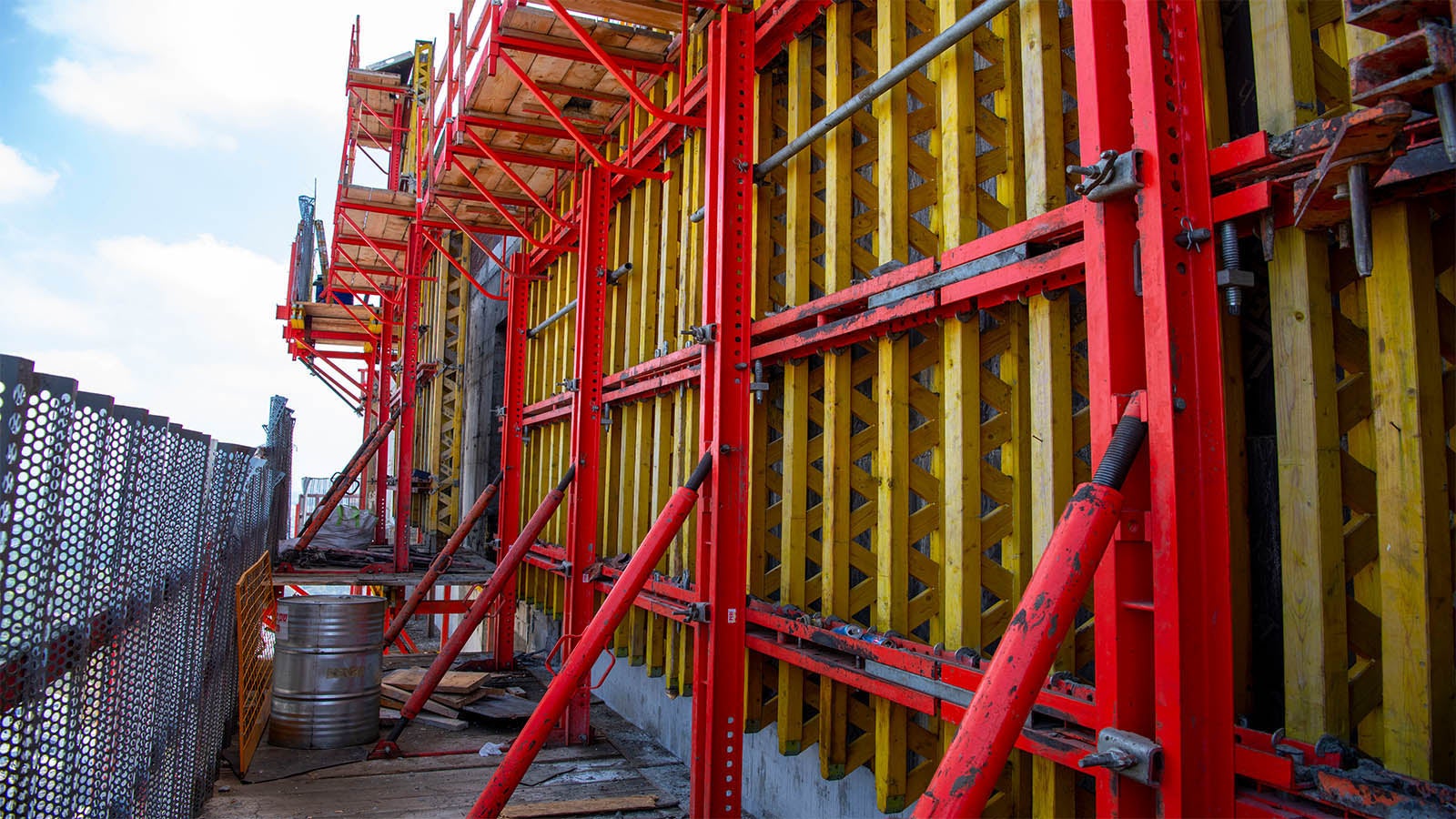 מערכת ואריו ליציקת קירות גרעין בגובה 4 מ', הכוללת פלטפורמות מטפסות מסוג CB240 המאפשרות גרעין המקדים את התקרות.