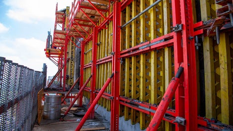 מערכת ואריו ליציקת קירות גרעין בגובה 4 מ', הכוללת פלטפורמות מטפסות מסוג CB240 המאפשרות גרעין המקדים את התקרות.