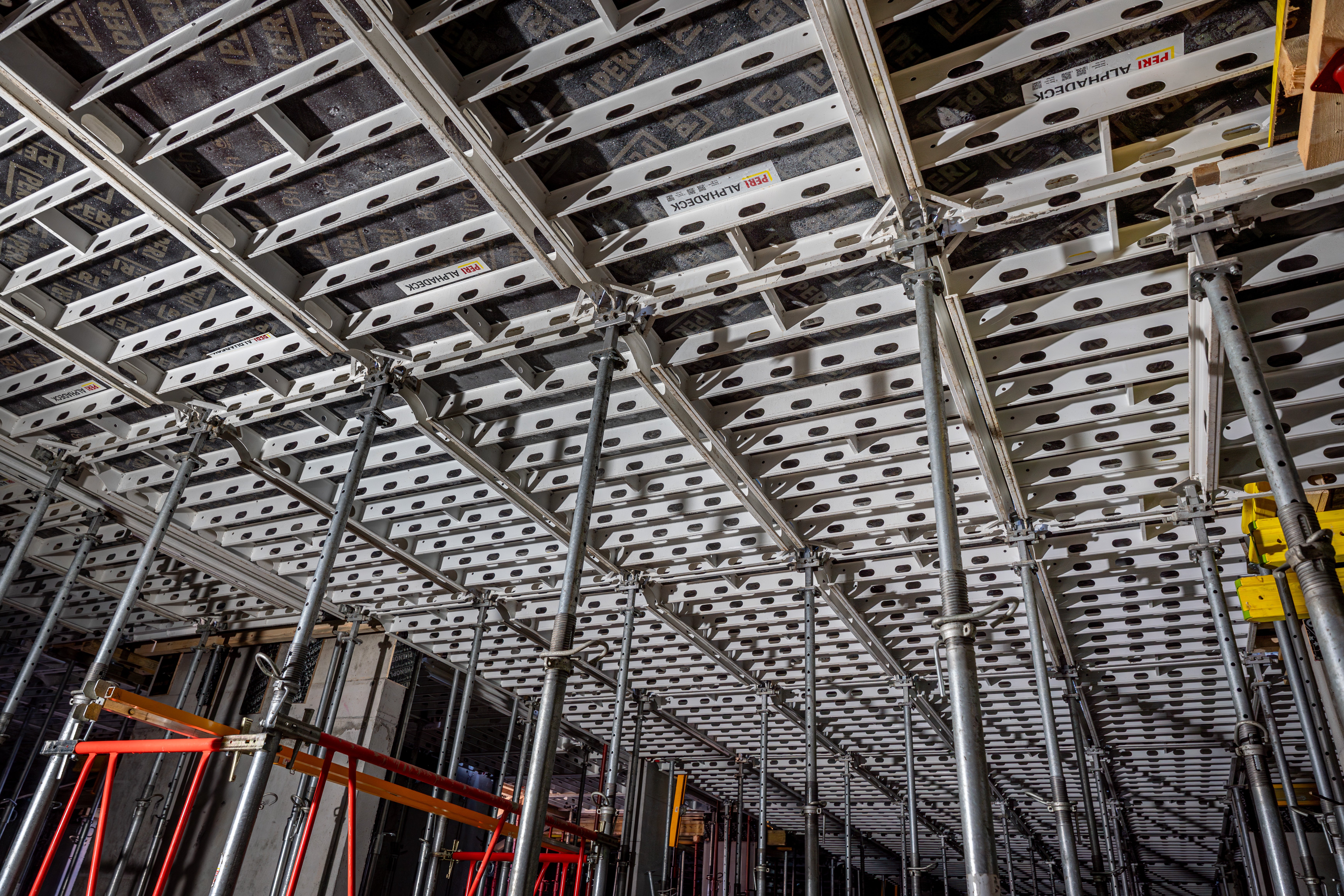 Леки алуминиеви и устойчиви на предизвикателствата на строителния обект системни елементи с лесен монтаж и кратко време за изпълнение