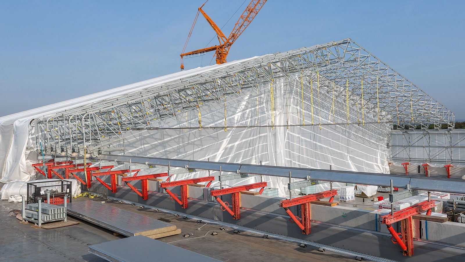 Auf dem Flachdach eines Kühlhauses im Raum Oldenburg sorgte eine PERI Lösung mit fahrbaren LGS Wetterschutzdächern für einen reibungslosen Arbeitsablauf bei gleichzeitiger Aufrechterhaltung der Produktion.