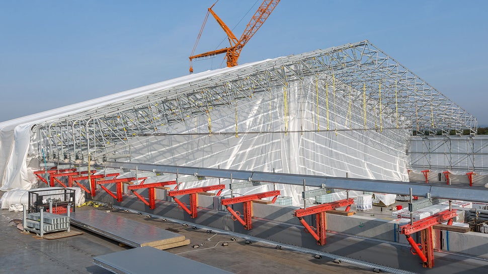 Auf dem Flachdach eines Kühlhauses im Raum Oldenburg sorgte eine PERI Lösung mit fahrbaren LGS Wetterschutzdächern für einen reibungslosen Arbeitsablauf bei gleichzeitiger Aufrechterhaltung der Produktion.