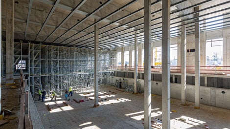 在50米长、25米宽学校游泳池的施工过程中，以 1.00 米和 1.50 米两种标准间距交替搭建PERI UP承重支架，能够在超过 8.00米的高度上，承受高达 30 kN/m² 的面载荷。