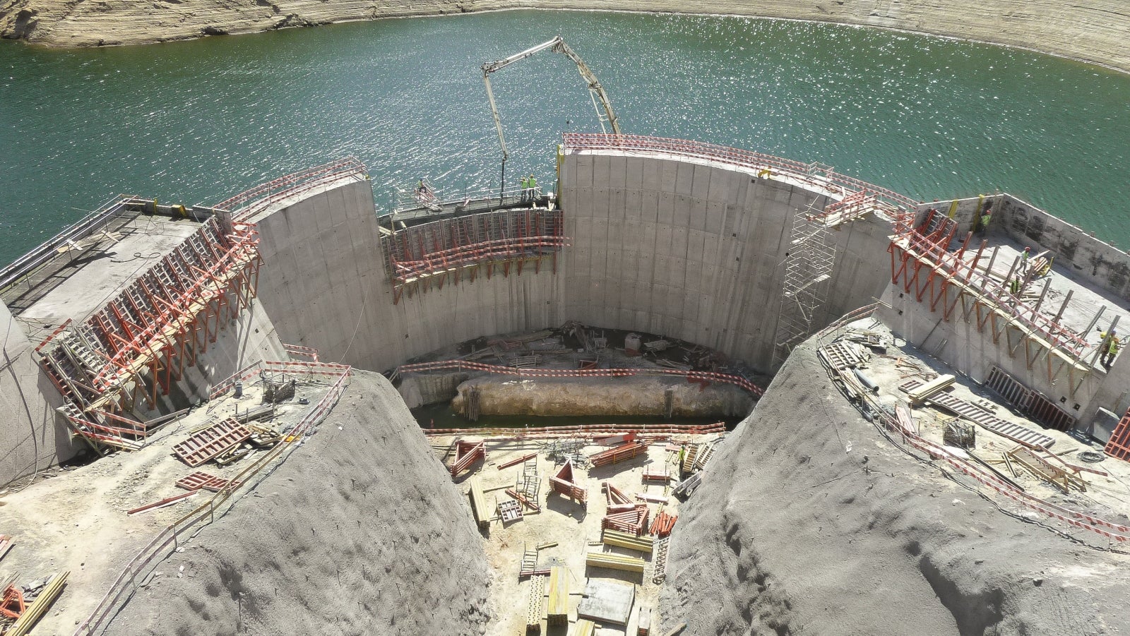 Visualização da zona superior onde se realizará o canal da tomada de água<br/>