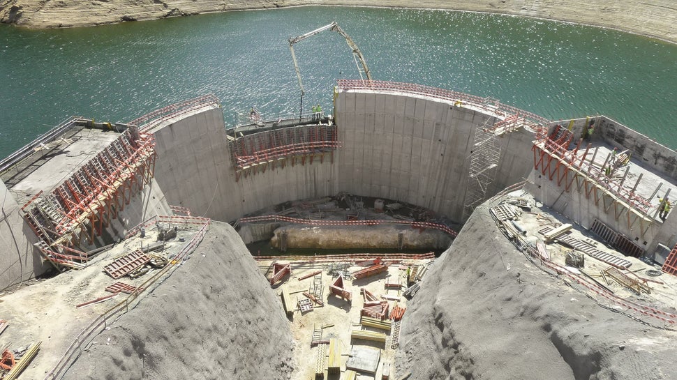 Visualização da zona superior onde se realizará o canal da tomada de água<br/>