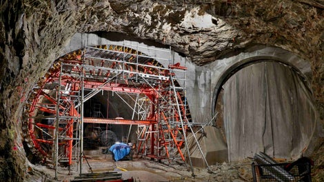 Sestava bednění a lešení pro realizaci velkého výztužného žebra. V pravé části již hotové malé žebro.