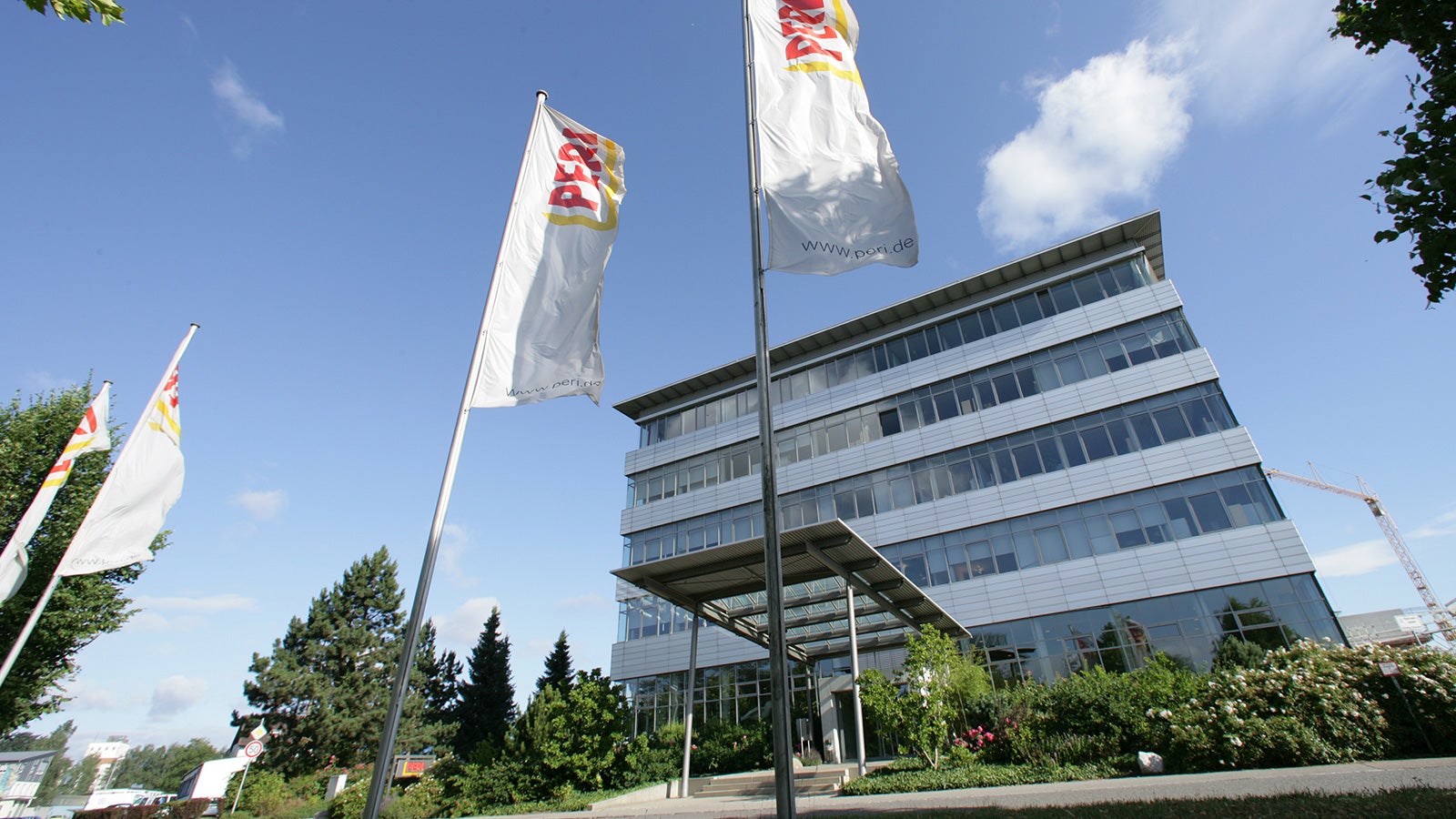 Due to differing views on the concept of leadership and management, Dr. Rudolf Huber, Chief Executive Officer (CEO) of the PERI Group, is stepping down from office by mutual agreement as of September 30, 2018.