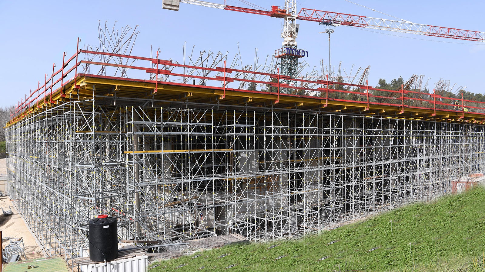 יציקת התקרה הקונזולית בעזרת מגדלי תמיכה פרי אפ בשילוב עם מערכת פיגומים מסוג פרי אפ פלקס לעבודות הגמר בחזיתות.