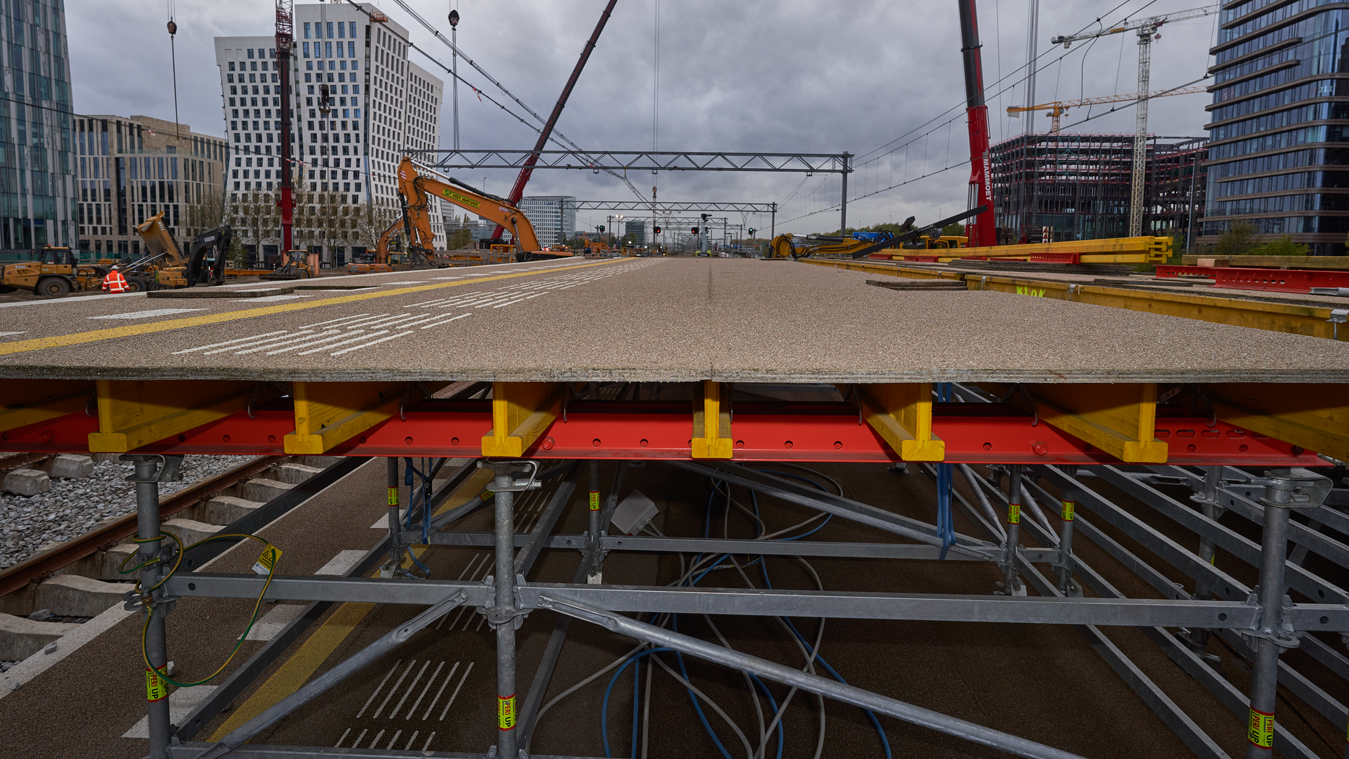 Bij plaatsing van de PERI elementen op het onderstel is een goede onderlinge afstemming in het voortraject en de logistieke afstemming en coördinatie ter plaatse van cruciaal belang.