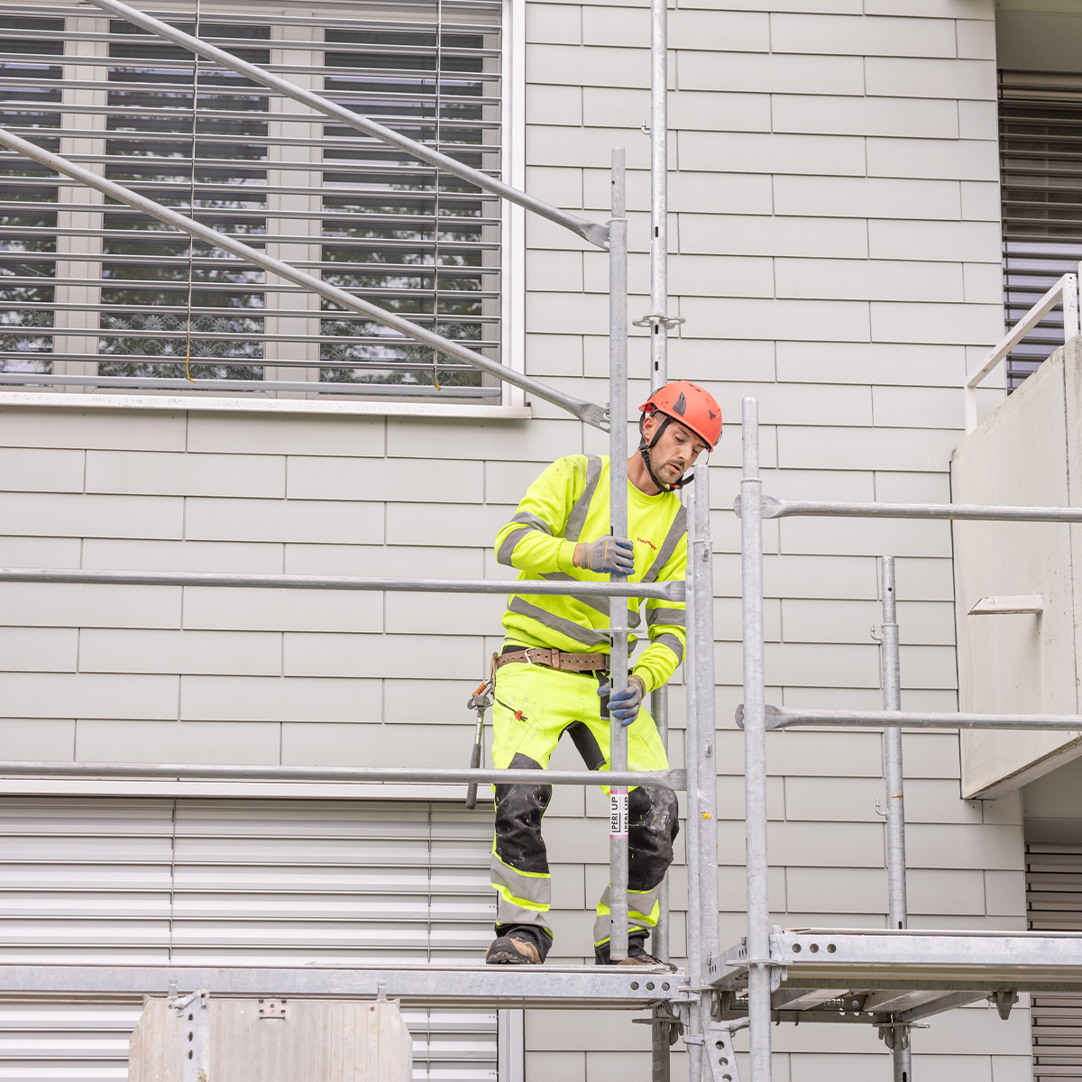 Guardrails can be installed directly from the lower level, ensuring a high level of safety for operatives at any working height.