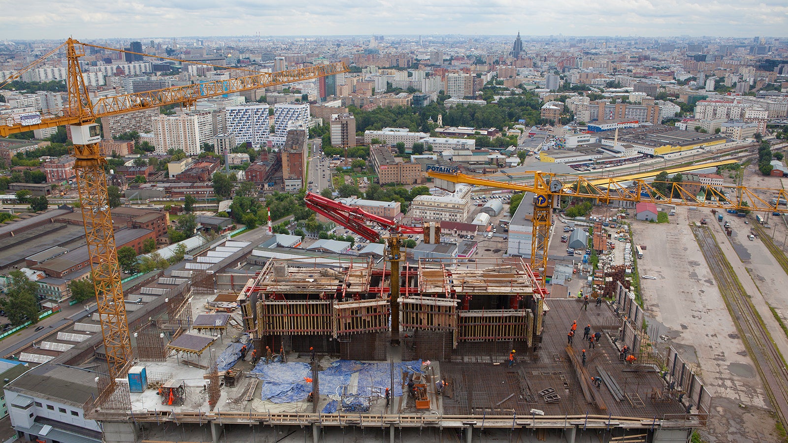 Для бетонирования ядра башни использовалась самоподъемная система ACS. Предварительная сборка системы проводилась непосредственно на строительной площадке под руководством специалистов технической поддержки PERI. 