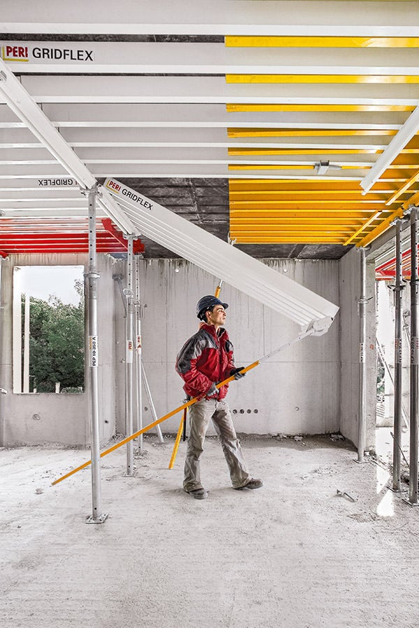 将GRIDFLEX模块挂在柱头上，使用辅助安装工具顶升模块。省去了调整模板支撑的时间，不仅加速了施工，还减小了施工失误的几率。即使是未经培训的施工人员也可快速使用该产品进行施工。