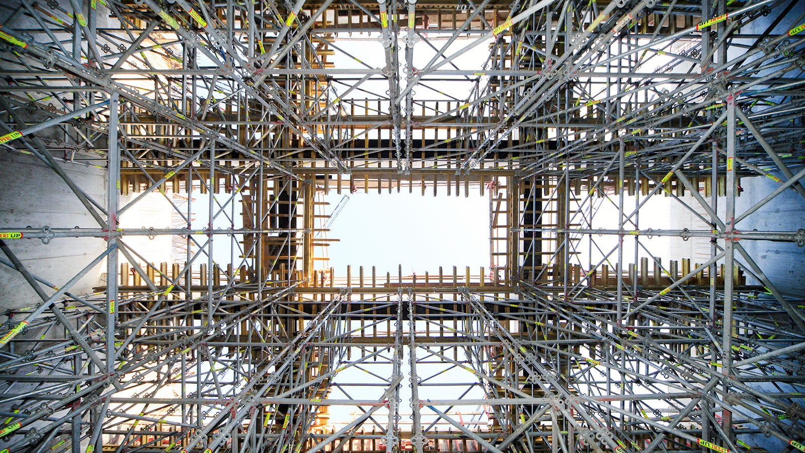 System PERI UP Rosett okazał się optymalnym rozwiązaniem dla podparcia belek stropowych w salach kameralnych. 