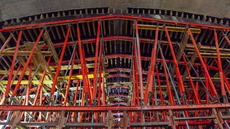 Опалубочные блоки соединялись между собой угловыми специальными вставками для придания жесткости всей конструкции. При перемещении опалубки вставки демонтировались и конструкция перетягивалась лебедками на следующую захватку.