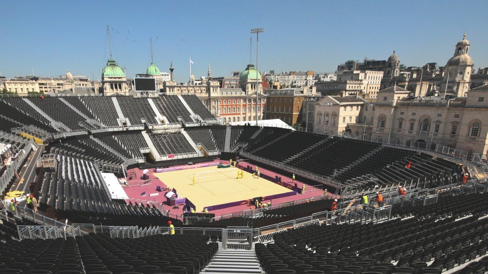 ロンドン・アイ、国会議事堂やビッグ· ベンなどの有名な観光名所が見えるように、完成したオープンエアスタジアには、片側の上方には正面観客席が設置さ<br/>れていません。