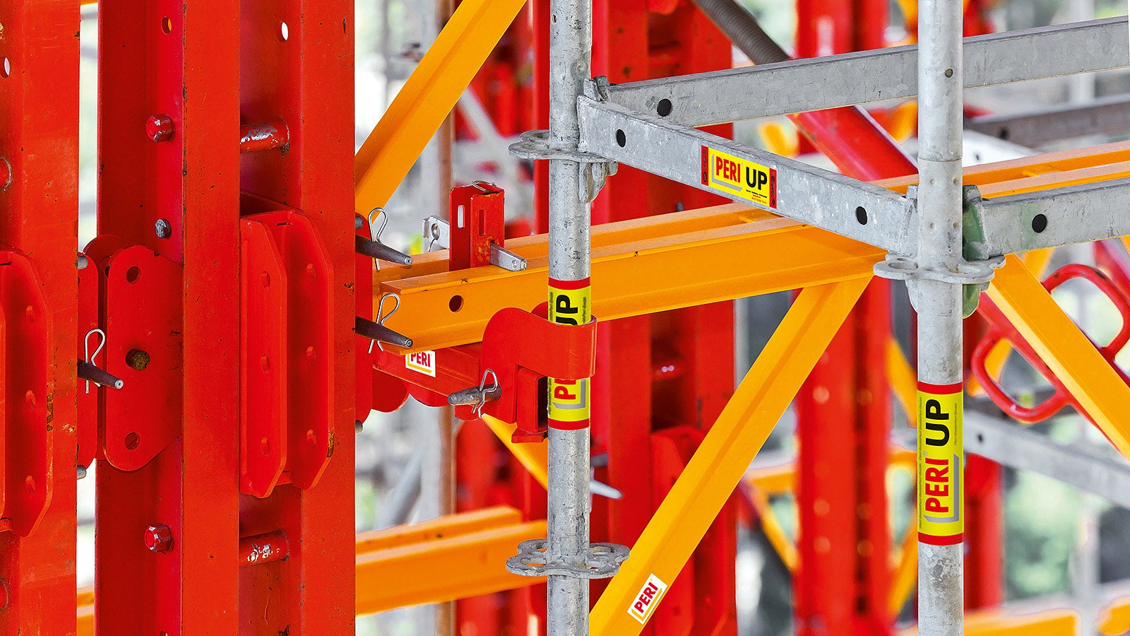 VARIOKIT e PERI UP são dois sistemas de construção modular com um padrão de grade métrica flexível.