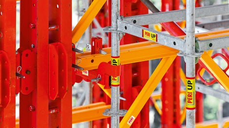 VARIOKIT e PERI UP são dois sistemas de construção modular com um padrão de grade métrica flexível.