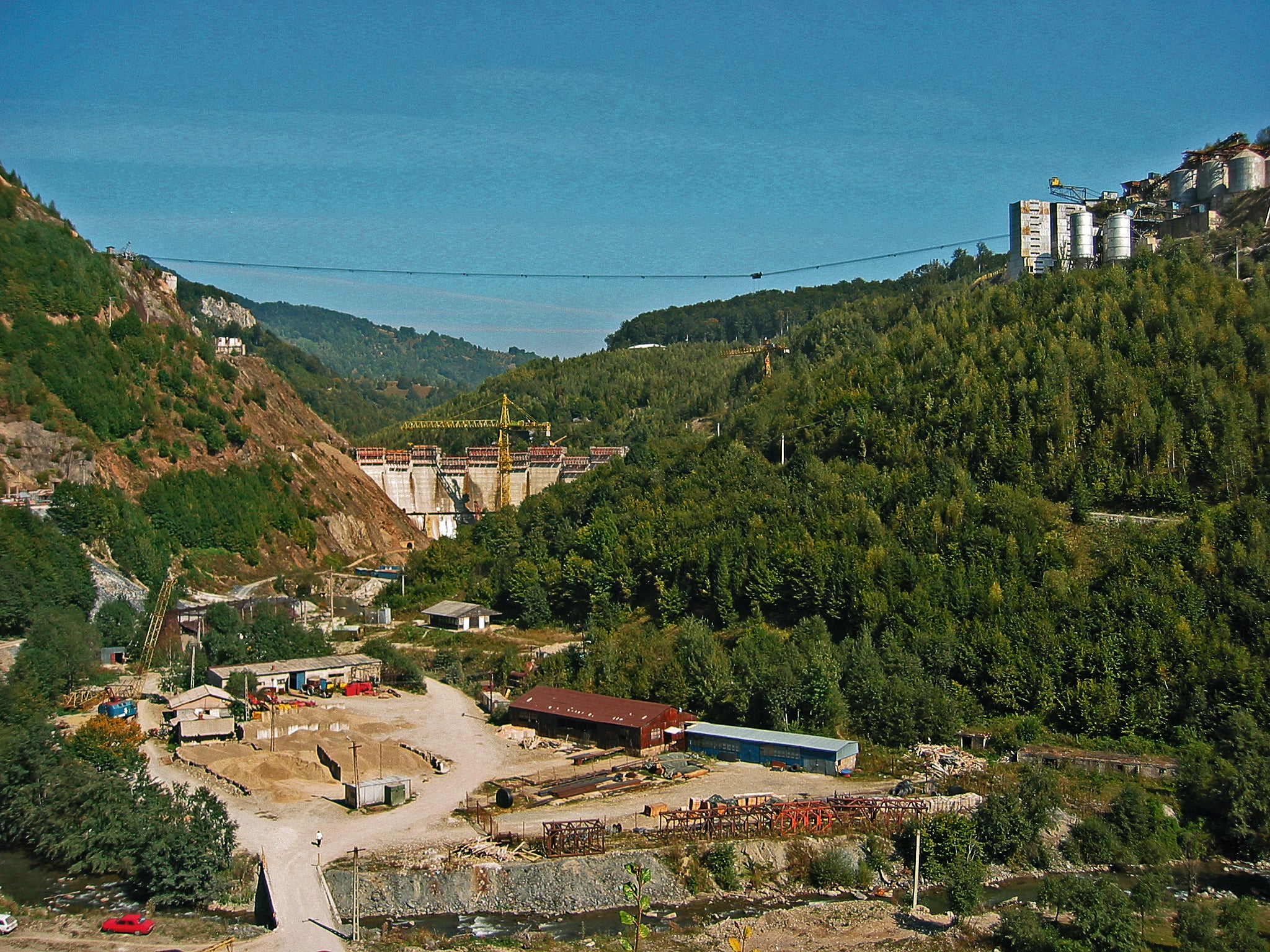 Baraj din beton în triplu arc pe râul Alb având o înălțime de 75 m.