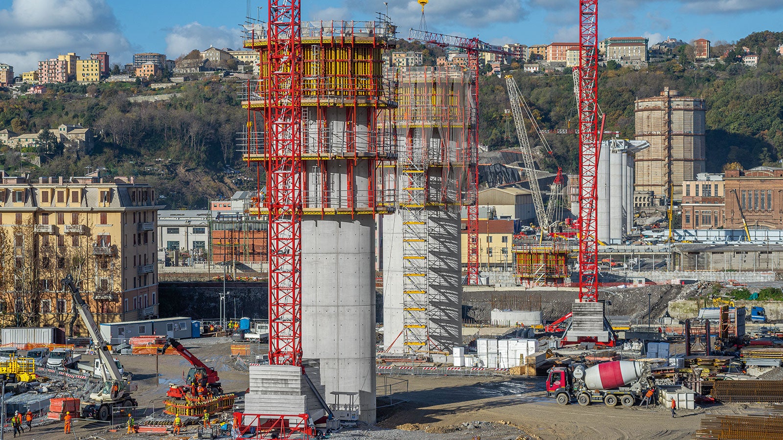 Per la fase di elevazione delle pile, è stata utilizzata VARIO GT24 abbinata al sistema di ripresa PERI RCS con guide; queste ultime hanno permesso il sollevamento dell’unità di ripresa in sicurezza, nonostante le sollecitazioni dovute al vento.