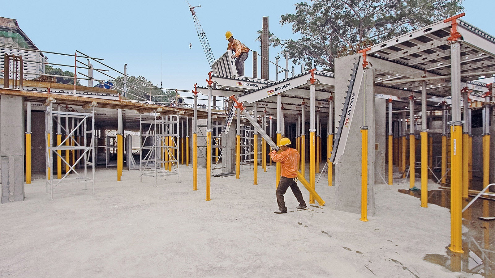 The systematic assembly sequence of the SKYDECK slab formwork realized fast shuttering times. Due to the low weight of the individual components, easy and effortless forming could take place.