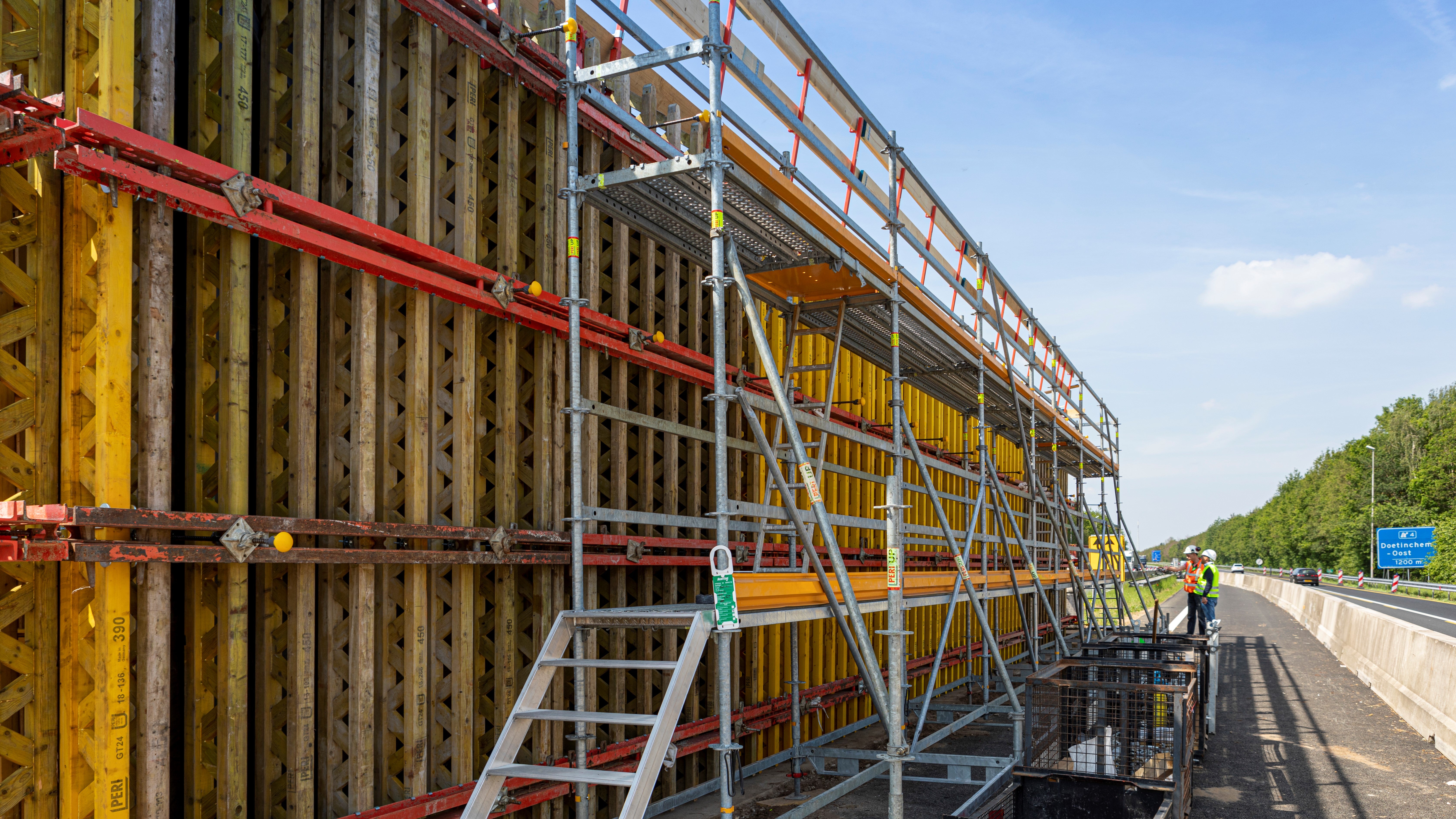 PERI UP Flex vlechtsteiger met rugleuningen voor een veilige werkplek op hoogte. Alle benodigde veiligheidsvoorzieningen zijn hierbij in acht genomen.