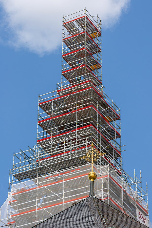 Der 58 m hohe Turm der Bamberger Stephanskirche wurde für die notwendigen Sanierungsarbeiten komplett eingerüstet.