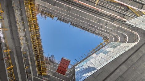 尽管建筑物的造型结构复杂，但仍然能够使用系统模板进行施工。