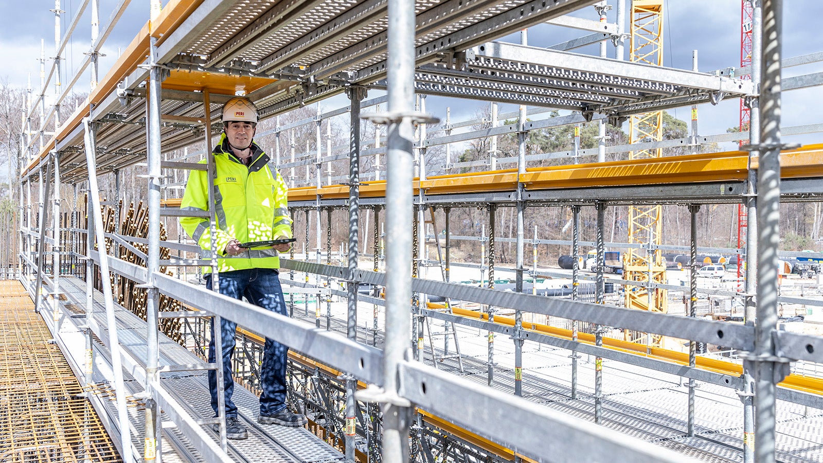 Konfiguracja rusztowań bezpośrednio na placu budowy. 