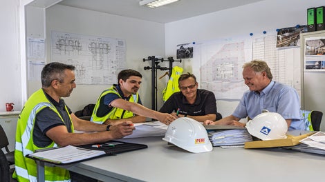 <p>Инженер находится на площадке и оперативно готовит сборочные чертежи по запросу клиента.</p><br/>