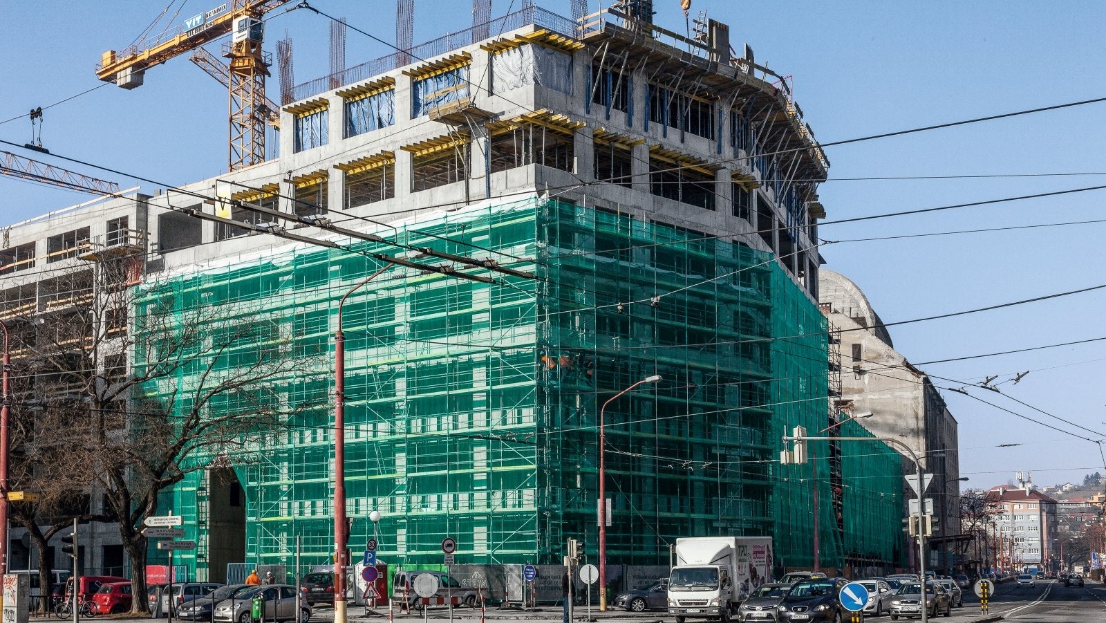 Realizácia konštrukčne náročných presklených fasád bola rýchla, efektívna a bez komplikácií vďaka systémovému lešeniu PERI UP T 72.