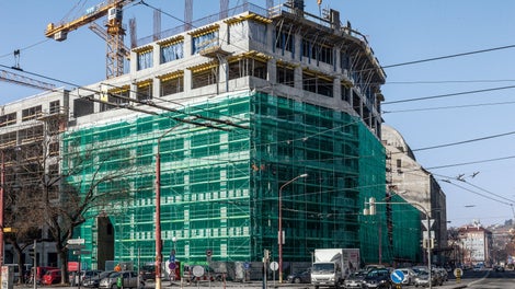 Realizácia konštrukčne náročných presklených fasád bola rýchla, efektívna a bez komplikácií vďaka systémovému lešeniu PERI UP T 72.