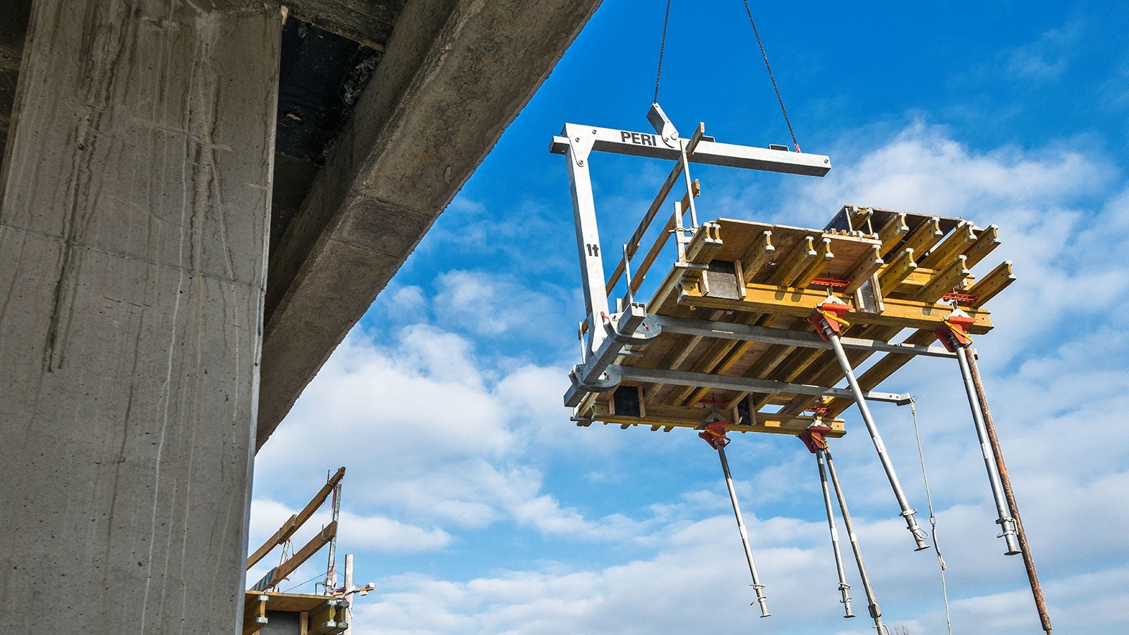 Zawiesie widłowe PERI zapewnia łatwy i bezpieczny transport pionowy stołów. 