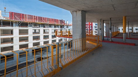 The PROKIT side protection guarded the building edges of the shell structures floors of both residential towers without any gap, also at the passage to the RCS MP landing platform.