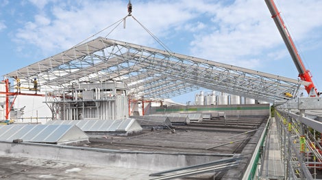 Die Auflagerung der mit dem Mobilkran eingehobenen Dachbinder erfolgte an der Südseite auf einem Peri Up Gerüst, das zudem als Zugang und Schutzgerüst diente. 