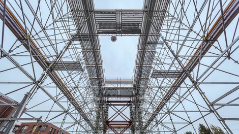 Auf Basis einer kooperativen Zusammenarbeit mit den ausführenden Unternehmen erarbeiteten die PERI Gerüstspezialisten Konzept, Planung und Statik in kürzester Zeit.