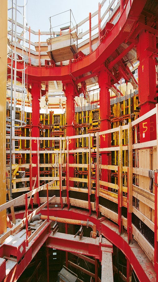 A parede do núcleo foi formada com walers articulados PERI GRV e externamente usando elementos RUNDFLEX.