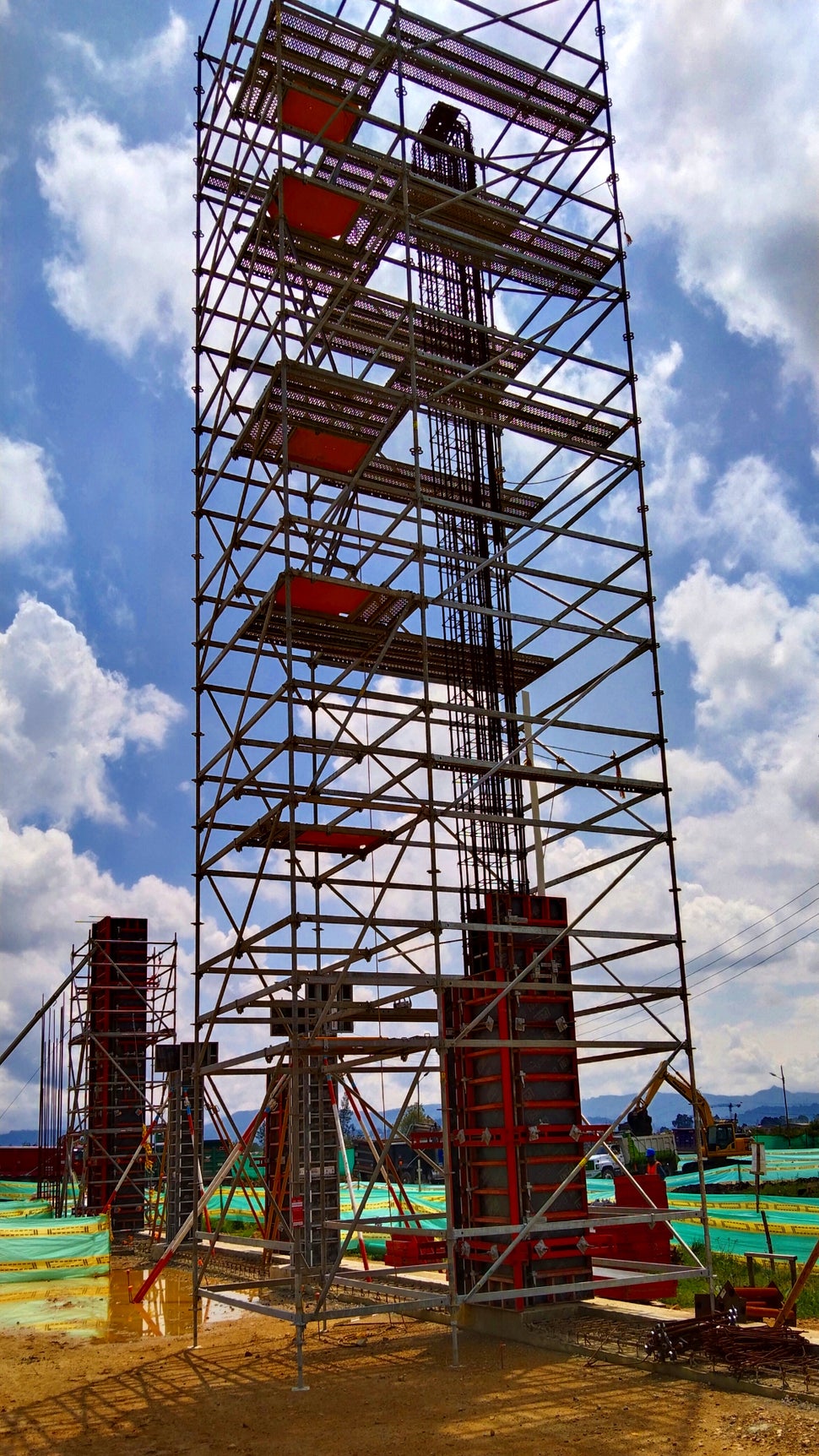 Sistema de plataformas de trabajo seguras a cualquier altura y acceso PERI UP FLEX en conjunto con el versátil sistema de encofrado LIWA en el vaciado de una columna a gran altura.