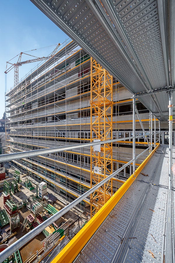 As an alternative to the standard frame variant, PERI UP Easy can also be assembled as a modular H-version using the Easy Standard which provides even greater flexibility. In both variants, PERI UP decking with integrated protection against lifting cover the entire axis dimension. Gaps or offsets are avoided whilst additional gap covering measures are not necessary.
