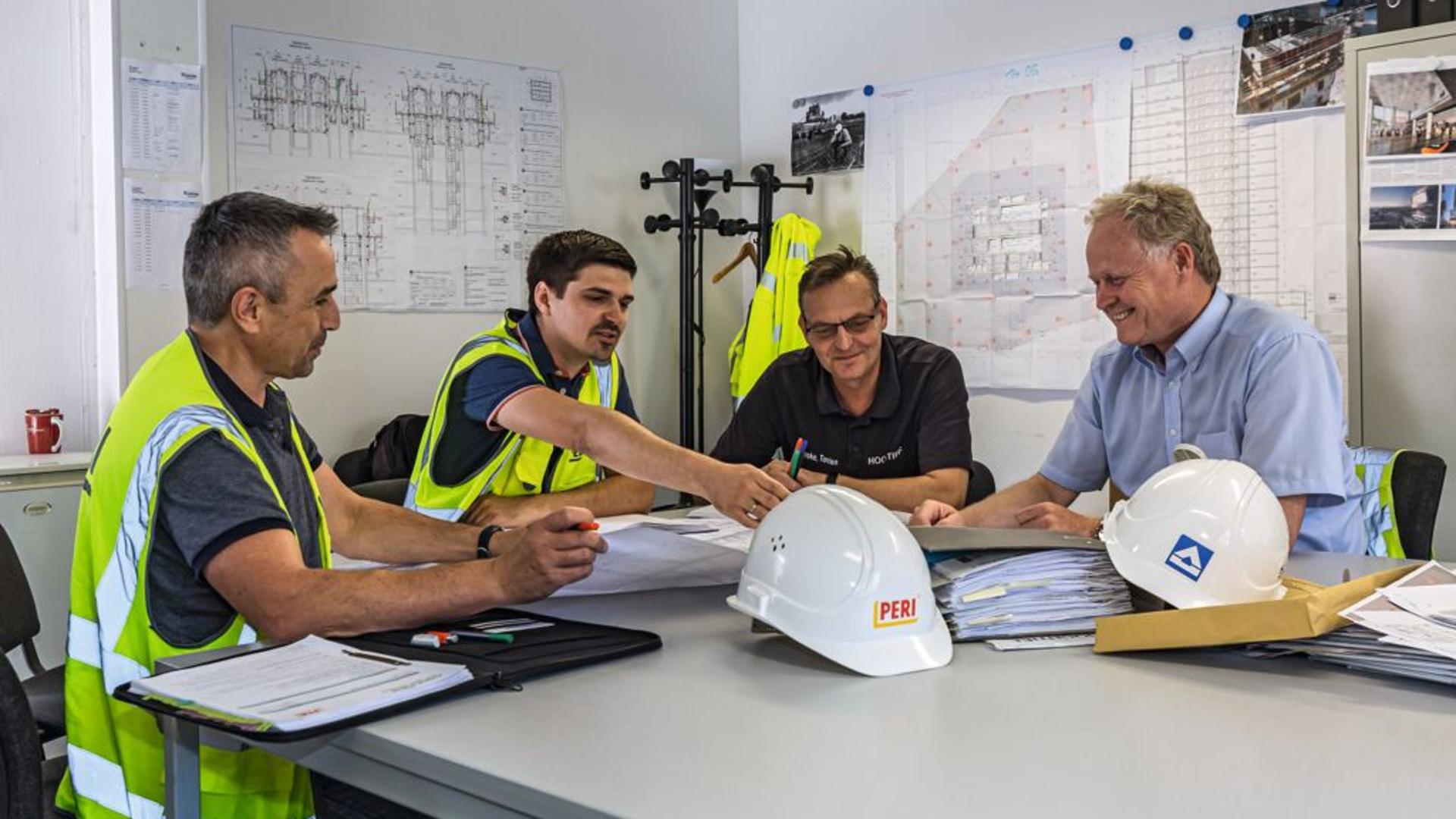 Der Mangel an qualifizierten Bauingenieuren, erfahrenen Bauleitern sowie gewerblichen Fachkräften mit speziellem Know-how stellt eine zentrale Hürde im Brückenbau dar. Fehlende personelle Kapazitäten führen häufig zu einer Verzögerung bei der Erstellung von Leistungsverzeichnissen und Projektausschreibungen. Die Konsequenz sind verzögerte Projektabläufe und verlängerte Projektlaufzeiten mit spürbaren Auswirkungen auf Baukosten und Infrastrukturverfügbarkeit.
