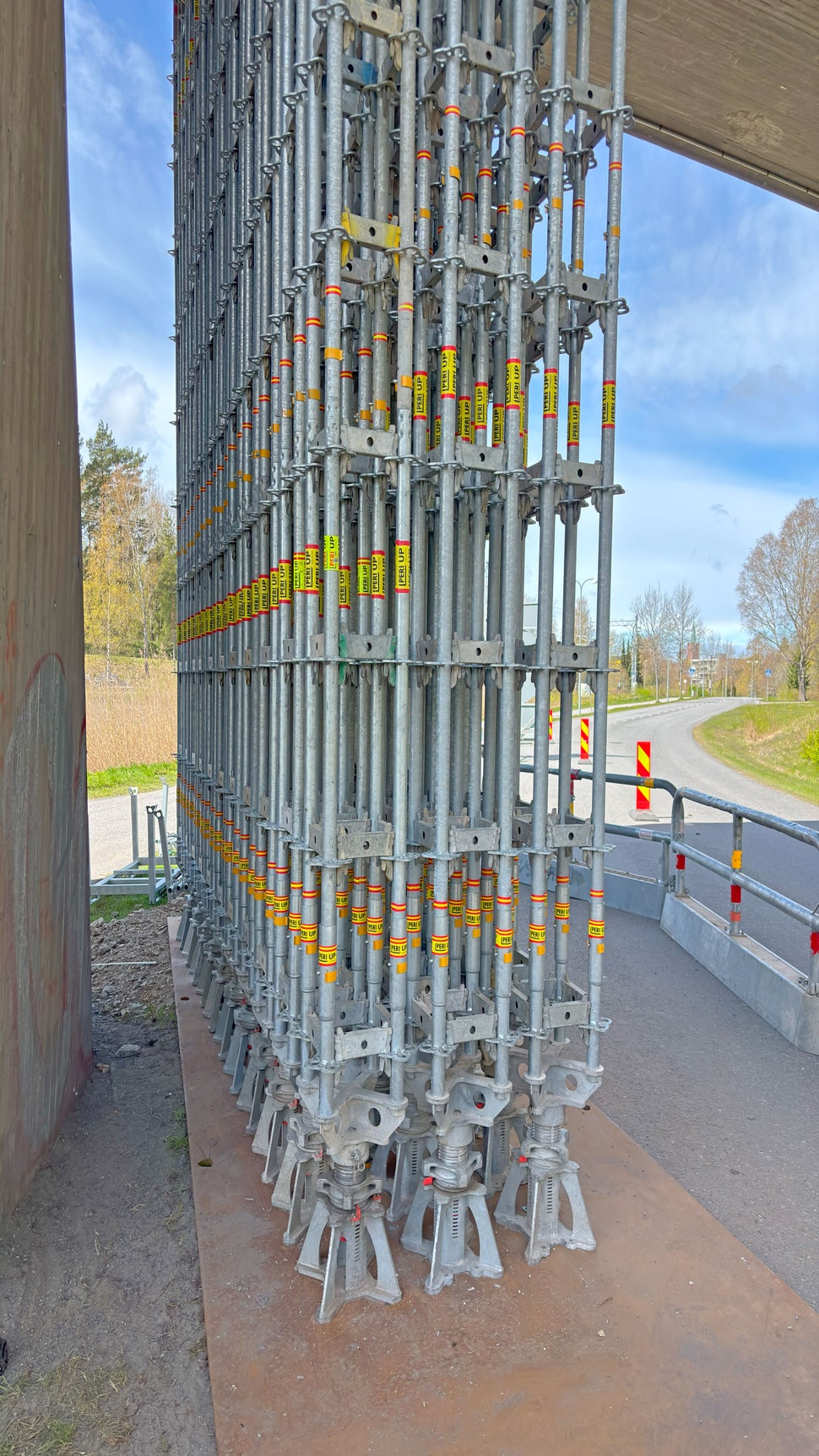 Nelijalkainen HD-tuki muodostuu PERI UP -telinejärjestelmän osista, ja yhden tuen keskitetty kantavuus on jopa 200 kN.